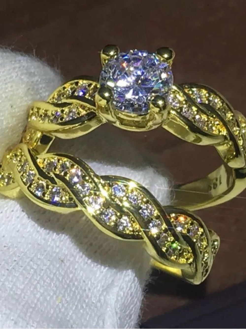 New 18k yellow gold wedding ring set